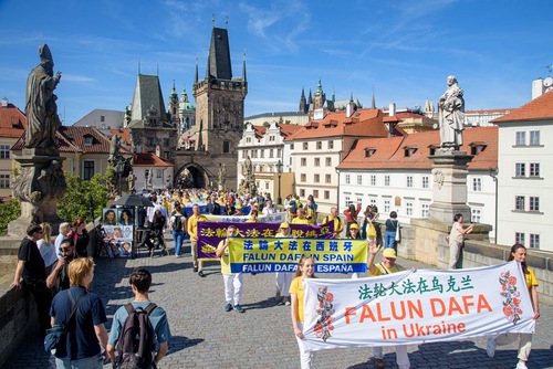 Image for article Чеська Республіка. Люди дізнаються про Фалуньгун під час подвійного параду в Празі