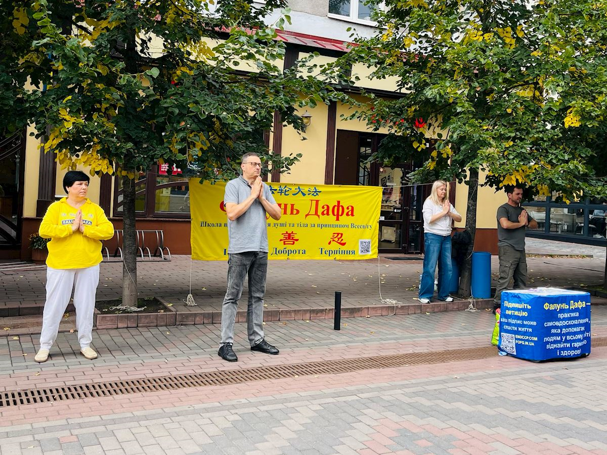 Image for article ​Україна. Практикувальники знайомлять людей з Фалунь Дафа на святкуванні Дня міста в Луцьку та Хмельницькому